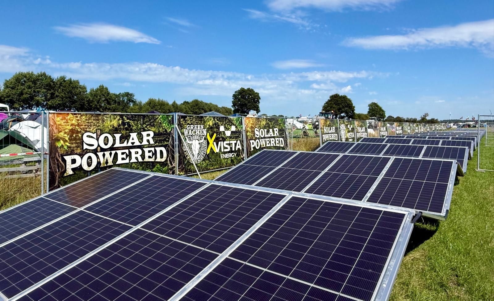 Ausgefahrener Solarcontainer von VISTA energy auf dem Gelände des Wacken Open Air 2026