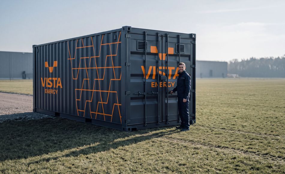 Solarcontainer im wieder geschlossenen Transportzustand auf einer freien Fläche